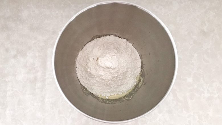咖啡香浓醇厚的白吐司(一次性发酵),因为每家面粉吸水性不同,提前预留30克牛奶(液体),搅拌均匀后,加入面粉