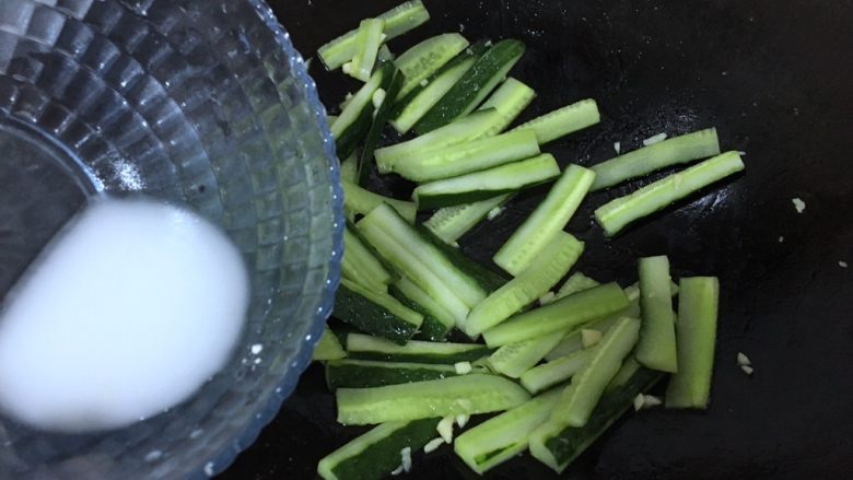 #咸味#青瓜炒肉片,生粉兑水勾芡!炒熟出锅