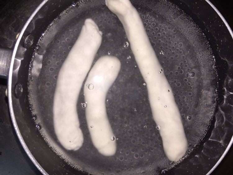 家乡咸角仔,取一锅加水煮至起泡,将揉好的面团分成小份放入热水煮