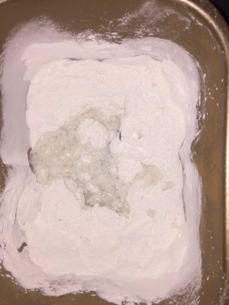 家乡咸角仔,煮熟的小团捞起放入粘米粉糯米粉中,用筷子搅拌。有面包机可以放入机器搅拌,逐量加入冷水,拌至能揉成团,我大概加了100左右水。如果面团很粘手,