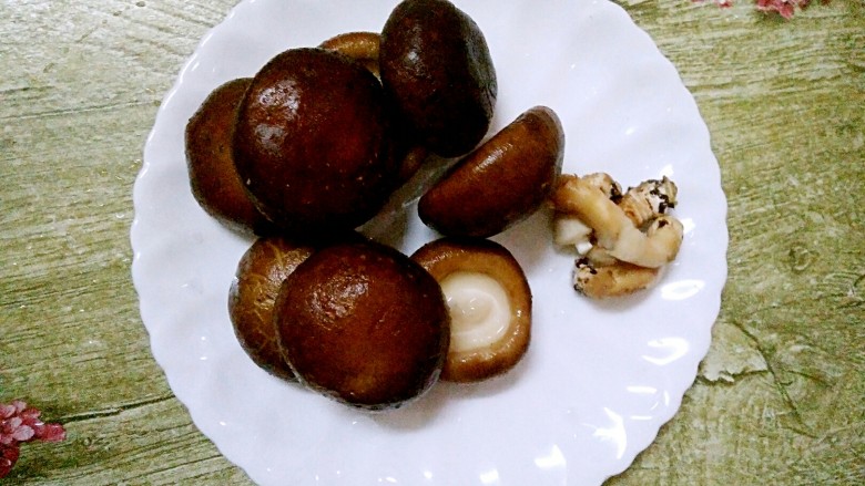 香菇酿肉,<a style='color:red;display:inline-block;' href='/shicai/ 230'>香菇</a>去除香甜把,洗净