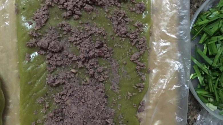 抹茶红豆麻薯,再放上自己喜欢的馅再卷起,封口粘住(建议使用薄膜手套)