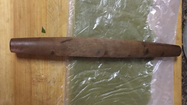 抹茶红豆麻薯,取一保鲜袋,用擀面杖擀至长条