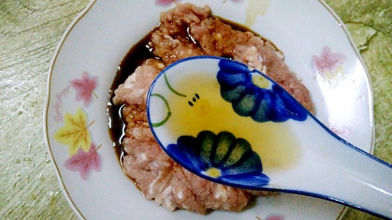 香菇酿肉,1/2汤匙<a style='color:red;display:inline-block;' href='/shicai/ 718'>料酒</a>