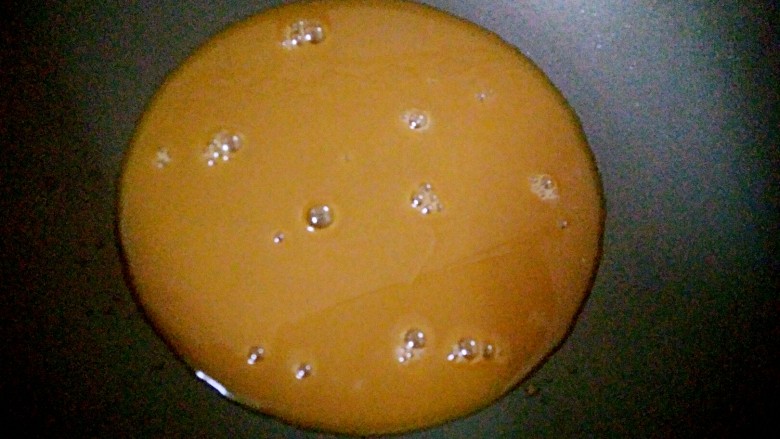 香菇酿肉,把香菇里的水重新倒入锅里,放入1/2汤匙生抽,1/2汤匙生粉,搅拌均匀
