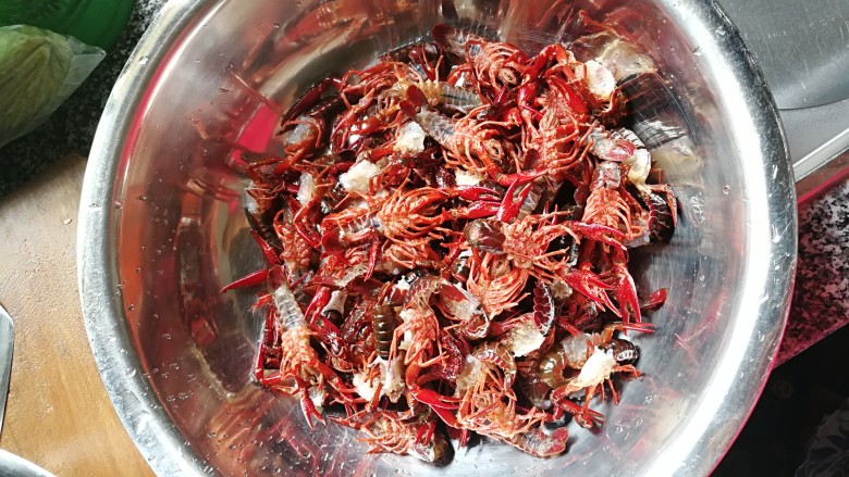 麻辣小龙虾,用刷子刷虾子腹部,尾部,去虾线,去鳃,去头壳(注意,小龙虾头部很脏,要去壳,餐馆不去壳为了好看)
