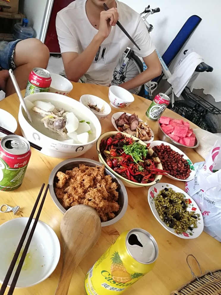 麻辣小龙虾,干锅小火倒入油，放入<a style='color:red;display:inline-block;' href='/shicai/ 705'>豆瓣酱</a>，香料，花椒，干辣椒，炒出香味，然后倒入小龙虾，翻炒几次，倒入水，加少量<a style='color:red;display:inline-block;' href='/shicai/ 3729'>白糖</a>，加入<a style='color:red;display:inline-block;' href='/shicai/ 2802'>老姜</a>，中火闷煮20分钟至收汁，起锅前倒入酱油，鸡精