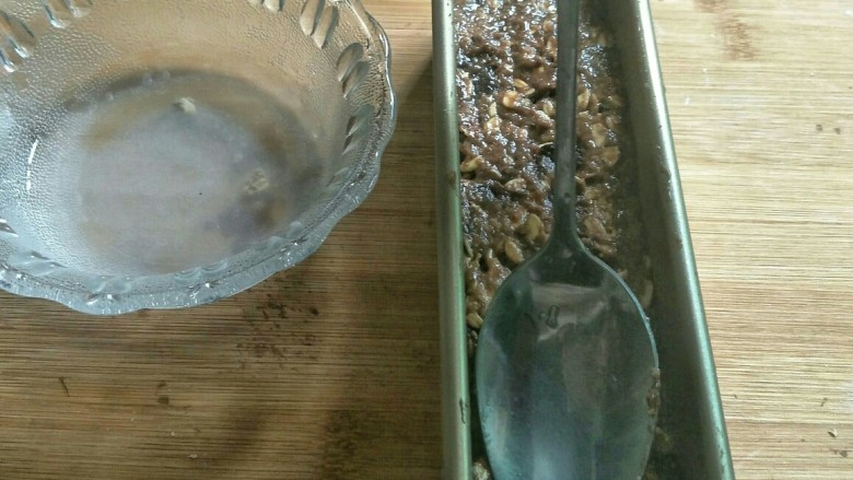 黑巧克力燕麦糕,倒入模具后用勺子的背部蘸一点点水轻压黑巧克力燕麦糕表面整型(模具选择不沾的,如果怕粘模具要铺烤纸)