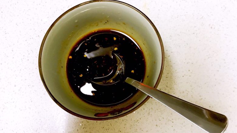 #第五期菜谱秀绿色美食#凉拌莴笋,把所有调料充分调匀,碗汁做好了
