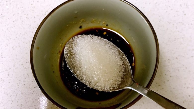 #第五期菜谱秀绿色美食#凉拌莴笋,加入1勺白砂糖