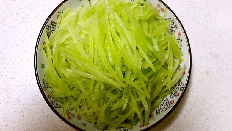 #第五期菜谱秀绿色美食#凉拌莴笋,把莴笋切成丝