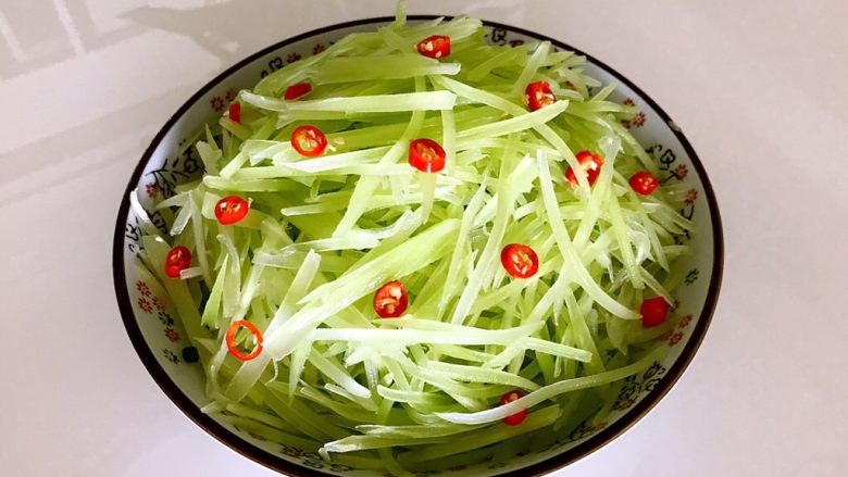 #第五期菜谱秀绿色美食#凉拌莴笋,把莴笋丝和泰椒圈装盘