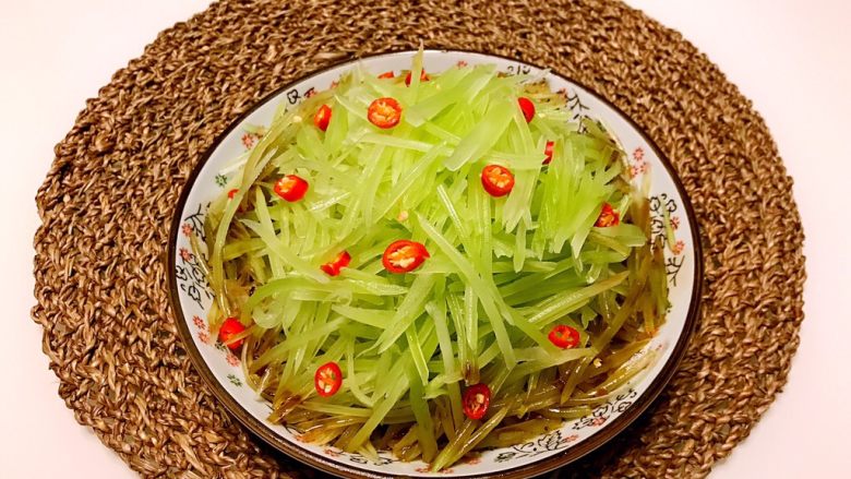 #第五期菜谱秀绿色美食#凉拌莴笋,把碗汁倒入莴笋丝中