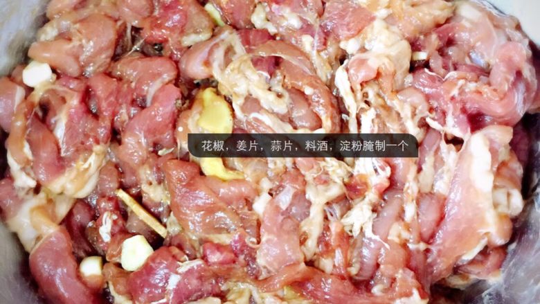 麻辣牙签肉,<a style='color:red;display:inline-block;' href='/shicai/ 11224'>猪里脊</a>或前腿肉切片，用盐，<a style='color:red;display:inline-block;' href='/shicai/ 788'>生抽</a>，花椒，姜片，蒜片，料酒（少许）淀粉，依次放入肉片，搅拌均匀后腌制一个小时！