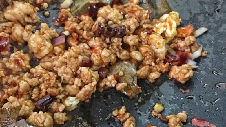麻辣肉沫盖粉,放肉末炒散,放一勺生抽、一勺盐,一勺料酒翻炒均匀