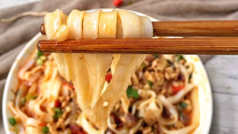 麻辣肉沫盖粉,来,吃一口。