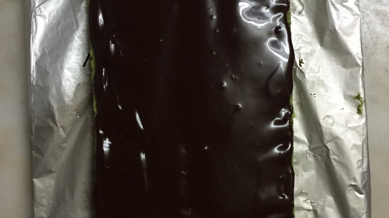 抹茶歌剧院,放上一层蛋糕,再刷糖浆,再抹上巧克力甘那许(平均抹两块)