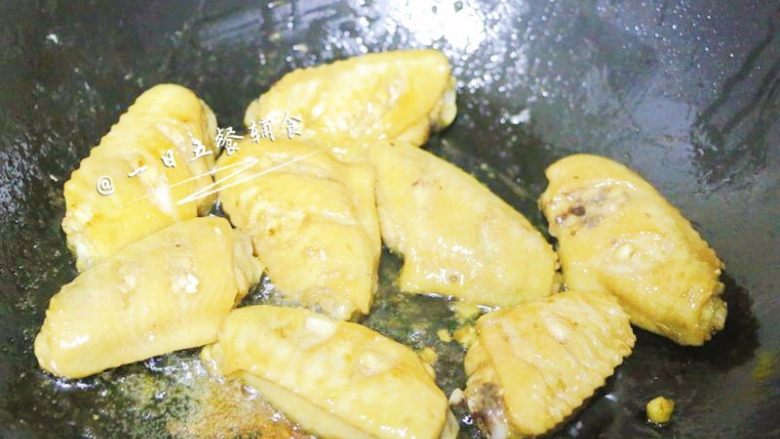 香煎鸡翅 宝宝辅食，外脆里嫩,转小火将两面慢慢煎几分钟，两面金黄就熟了。