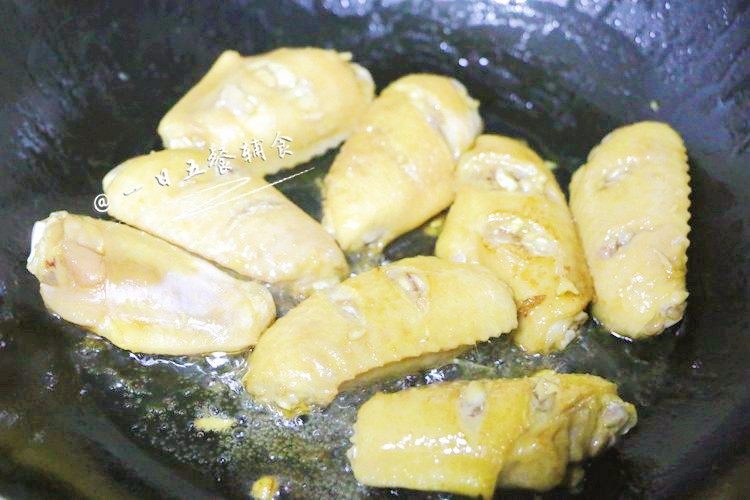香煎鸡翅 宝宝辅食，外脆里嫩,煎锅内放一层油，烧热后，将腌制好的<a style='color:red;display:inline-block;' href='/shicai/ 96'>鸡翅</a>摆上去，大火快速煎10炒左右时间，翻面，也大火煎10秒左右。