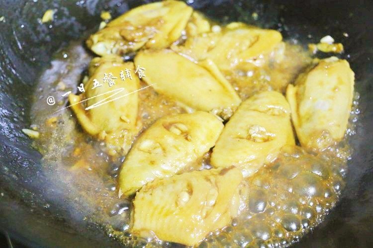 香煎鸡翅 宝宝辅食，外脆里嫩,把油锅里多余的油倒出，将腌制鸡翅剩余的的汁水倒入锅中大火翻炒一下。