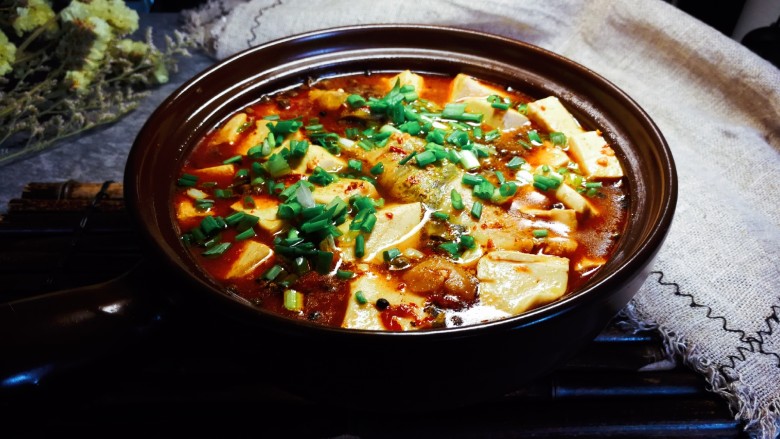 昂刺鱼炖豆腐,装入砂锅,加热后离火,撒上<a style='color:red;display:inline-block;' href='/shicai/ 3250'>葱</a>花上桌即可,开始享受美食~
