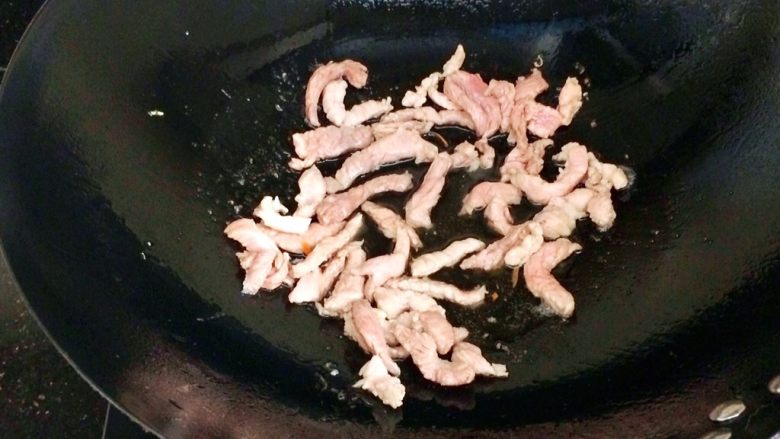 鱼香肉丝,锅放油,放肉丝翻炒,炒变色装出备用。