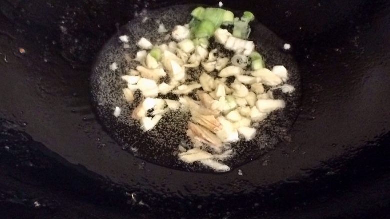 鱼香肉丝,锅内加适量食用油,葱,姜,蒜末爆香。