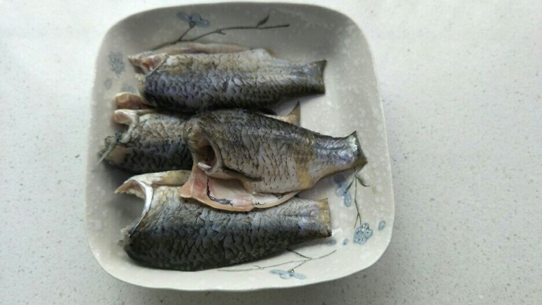 鲜美鲫鱼汤,把鱼洗净,去内脏,去鳞,清洗干净备用。(也可以保留头,根据个人喜好)