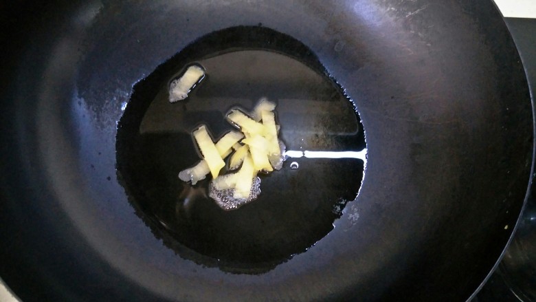 鲜美鲫鱼汤,热锅凉油下入姜片煸炒出香味,炒好后捞出,这样做煎鱼鱼不会太粘锅。