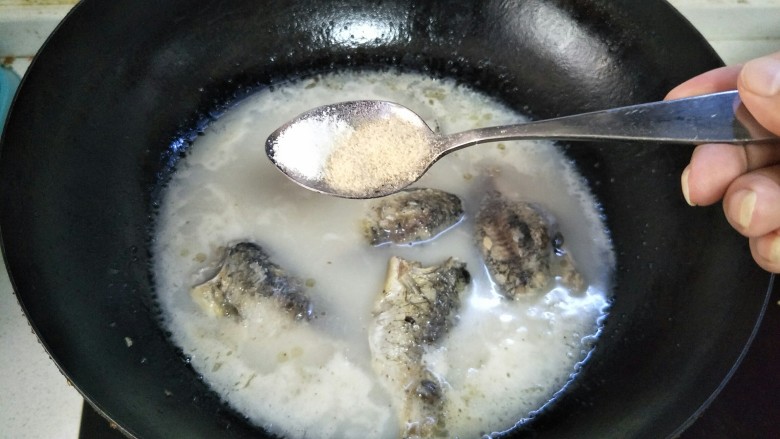 鲜美鲫鱼汤,撇去浮沫,加入盐和胡椒粉。