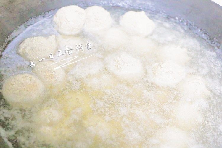 手工牛肉丸 宝宝辅食,Q弹紧实,细嫩弹牙,水沸腾后转小火,往锅里倒入半碗冷水。这个步骤的目的是为了让锅里的水保持一定温度而不沸腾,以免影响肉丸的定型。
牛丸变色就用勺子轻轻推动