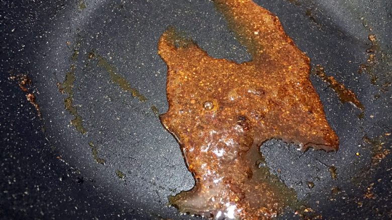 麻辣鲜香孜然小土豆,翻炒调料渗出香味(不要炒糊了哦)