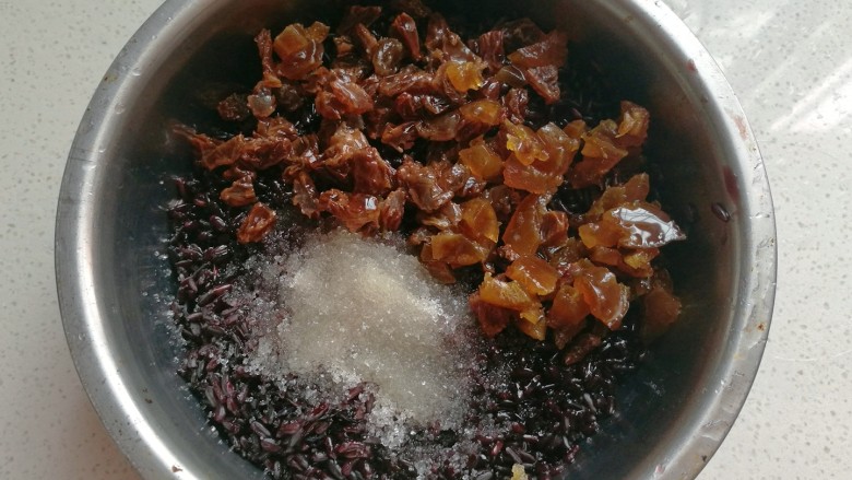 金瓜黑米饭,泡好的黑米沥掉水份倒入大碗中,加入适量白糖(或红糖)、蜜饯、猪油(或食用油)拌均匀;