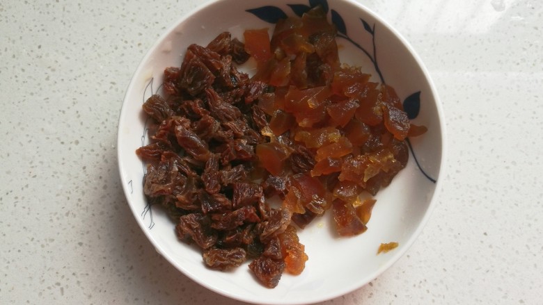 金瓜黑米饭,取适量蜜饯洗净切碎;(品种随个人喜好选择,我用的葡萄干和黄桃蜜饯)