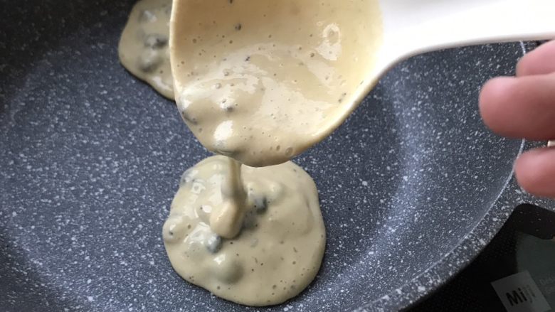 蓝莓奶香松饼—无添加超美味,不粘锅,不用放油,全程小火!!!!!倒入一勺面糊,大概勺子离锅10厘米开始倒面糊,面糊自己就摊圆了。