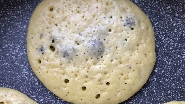 蓝莓奶香松饼—无添加超美味,看到面糊表面开始冒小气泡,就可以翻面了。