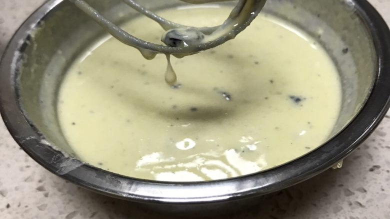 蓝莓奶香松饼—无添加超美味,把蓝莓干捞出来搅拌在一起,稀厚程度如图。