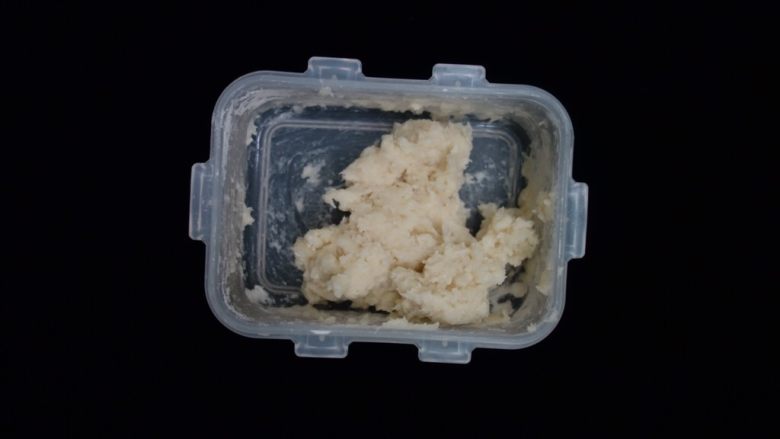 全麦樱花粉紫米麻薯软欧,准备烫种,38克开<a style='color:red;display:inline-block;' href='/shicai/ 156925'>水</a>冲入25克高筋粉里,拌匀,至少冷藏一个小时,时间充裕的话冷藏12小时以上。