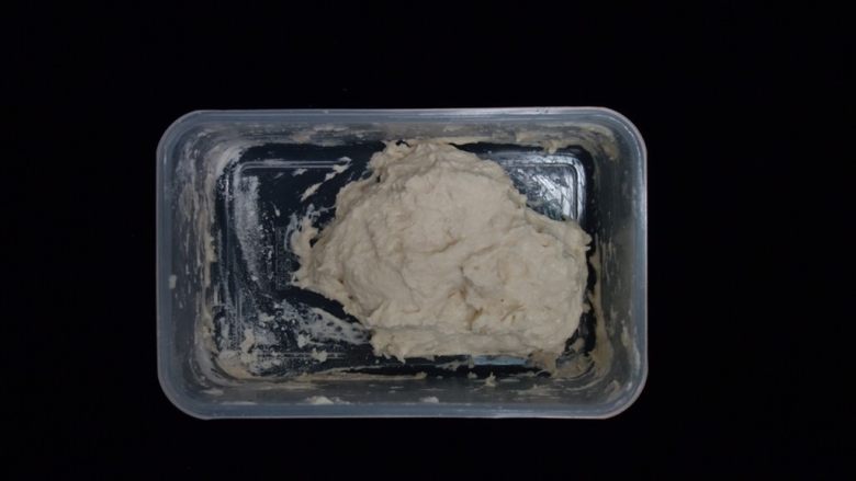 全麦樱花粉紫米麻薯软欧,再准备老面,100g<a style='color:red;display:inline-block;' href='/shicai/ 550'>高筋面粉</a>,1g酵母,水64克,盐2克,混合揉成团冰箱冷藏发酵15-17小时~