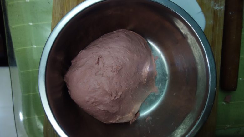全麦樱花粉紫米麻薯软欧,烫种老面和面团材料混合揉到扩展发酵,我这里直接放入冰箱发酵一晚上,以上步骤提前一晚制作~