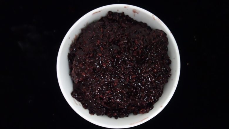 全麦樱花粉紫米麻薯软欧,煮好的紫米根据口味加糖,边尝边拌匀~
