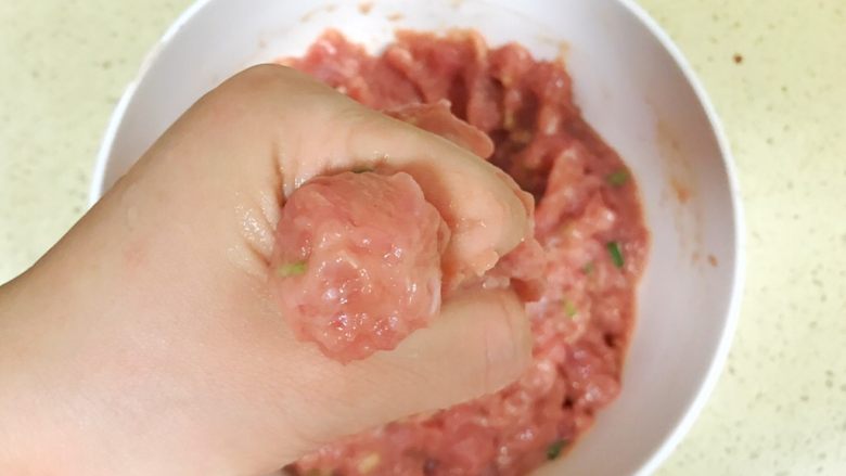 超级鲜美无敌肉丸靓汤,挤肉丸的方法:用手握住肉馅儿,从虎口处慢慢挤出肉丸
