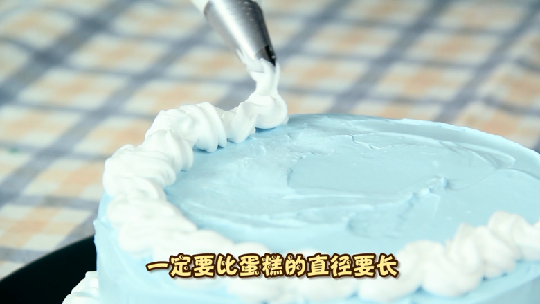 DIY美国队长蛋糕,根据自己的口味要求打发淡奶油做裱花或裸蛋糕,或者你也可以装饰别的其他样子。