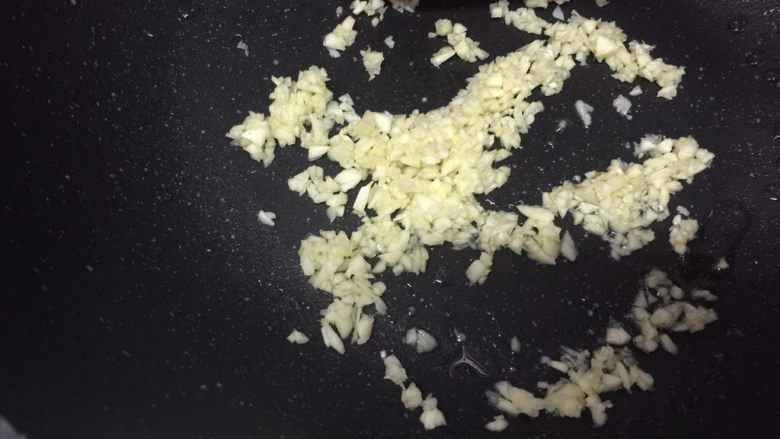 横行霸道之~螃蟹秋葵,放入蒜末爆香