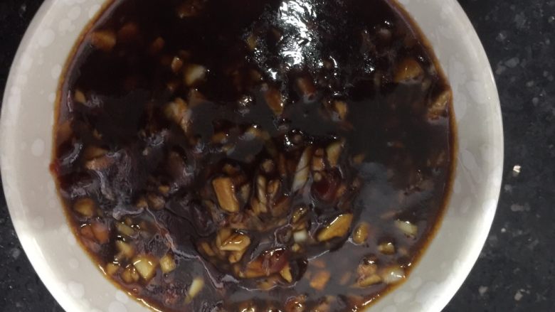 横行霸道之~螃蟹秋葵,2/3用蘸碟装好