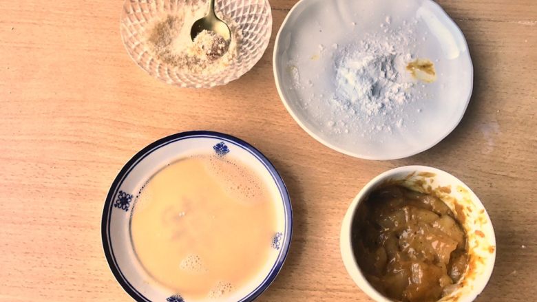 咖喱鸡球,第三步,鸡球裹好面包糠。