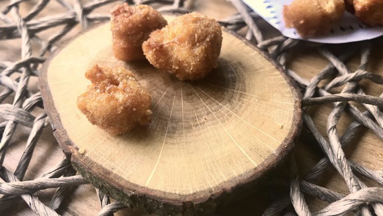 咖喱鸡球,大约5分钟左右就可以吃啦!配上秘制酱料简直不能再满足了!
