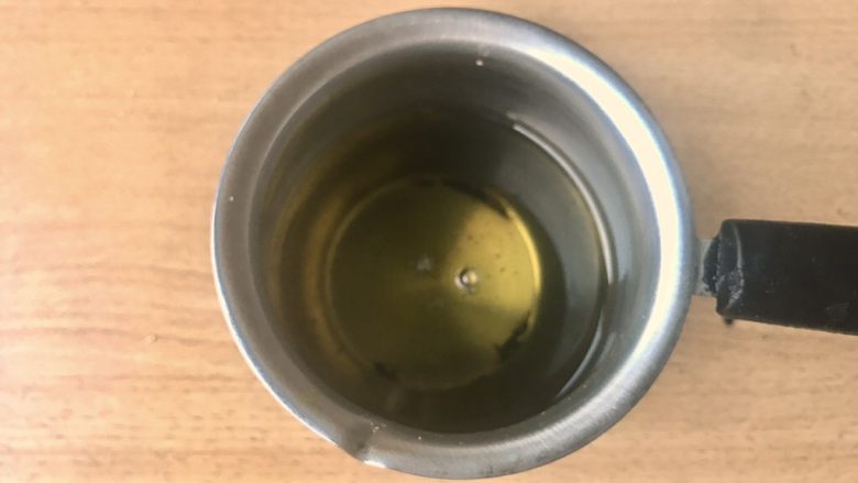 咖喱鸡球,调料锅中放入半锅的油,大火煮开至冒烟冒泡。将咖喱鸡球沿边缘慢慢放入油锅中炸至浮起然后金黄。