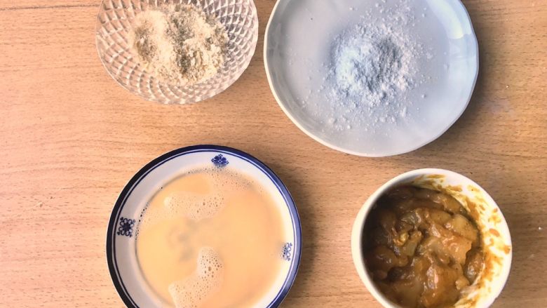 咖喱鸡球,准备好三样沾料和咖喱鸡球。面包用搅拌机搅好就可以了,<a style='color:red;display:inline-block;' href='/shicai/ 9'>鸡蛋</a>也是打散就可以了。