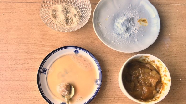 咖喱鸡球,第二步,咖喱鸡球裹好搅打好的蛋液。